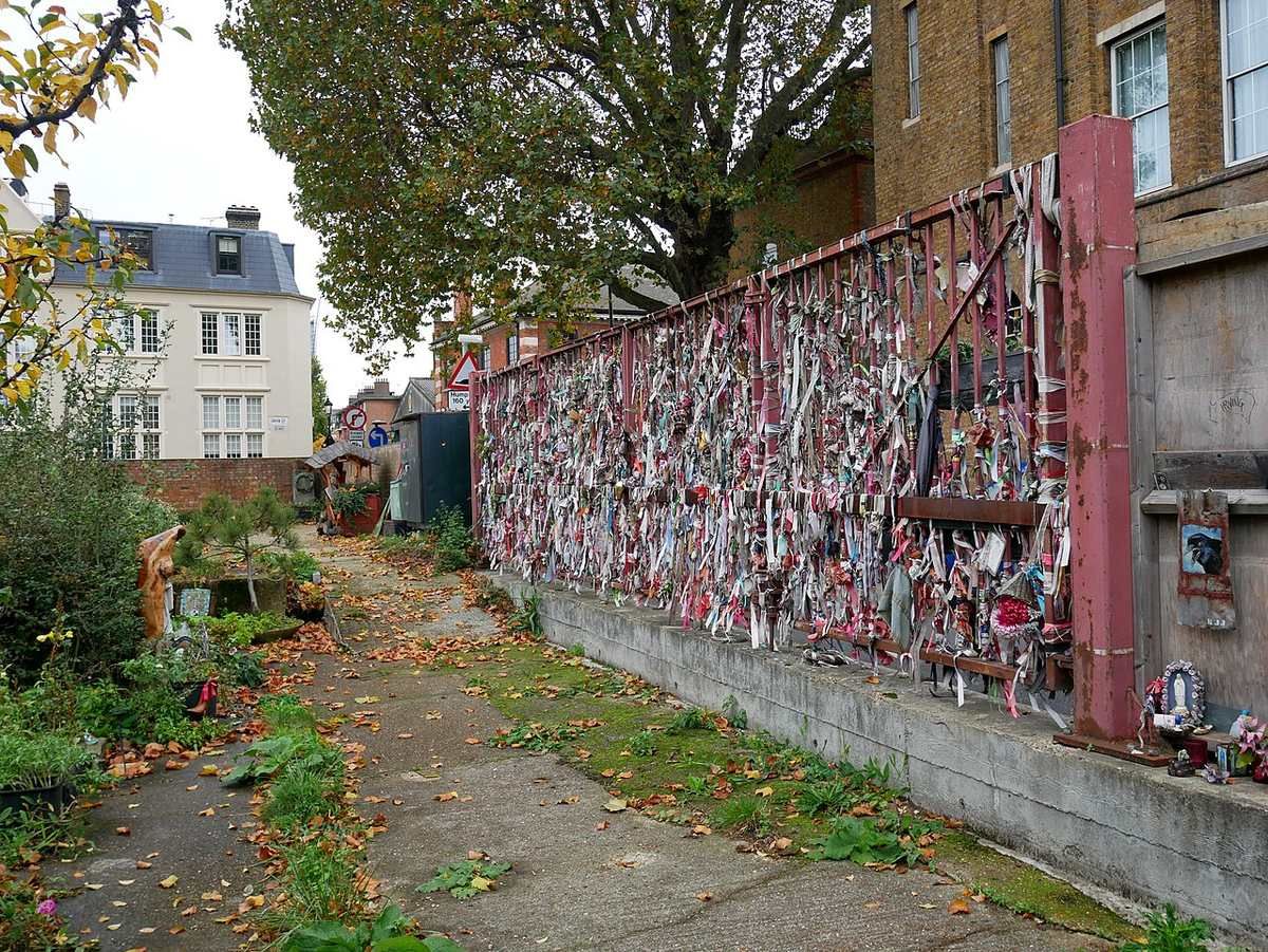 Crossbones Graveyard & Garden of Remembrance, a small garden