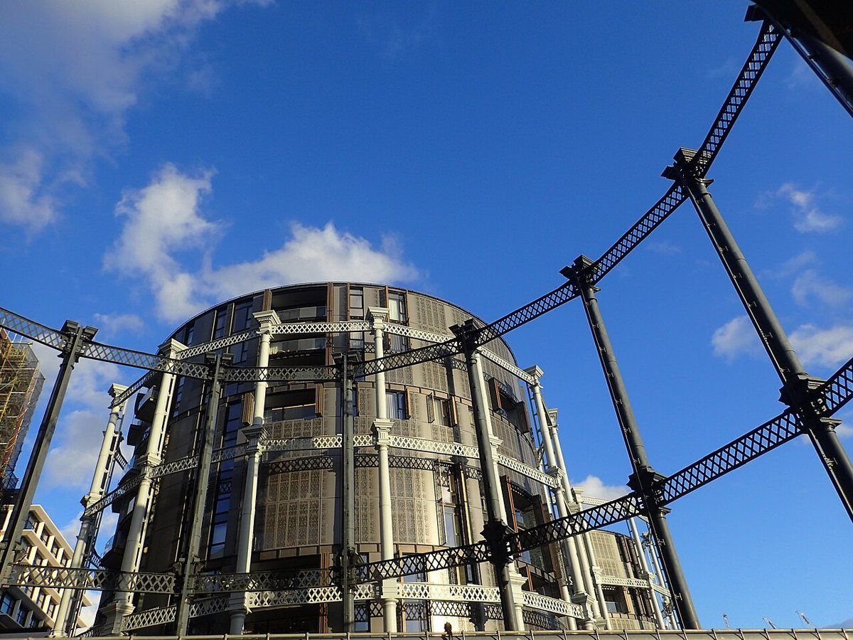 Gasholder Park, a circular lawn