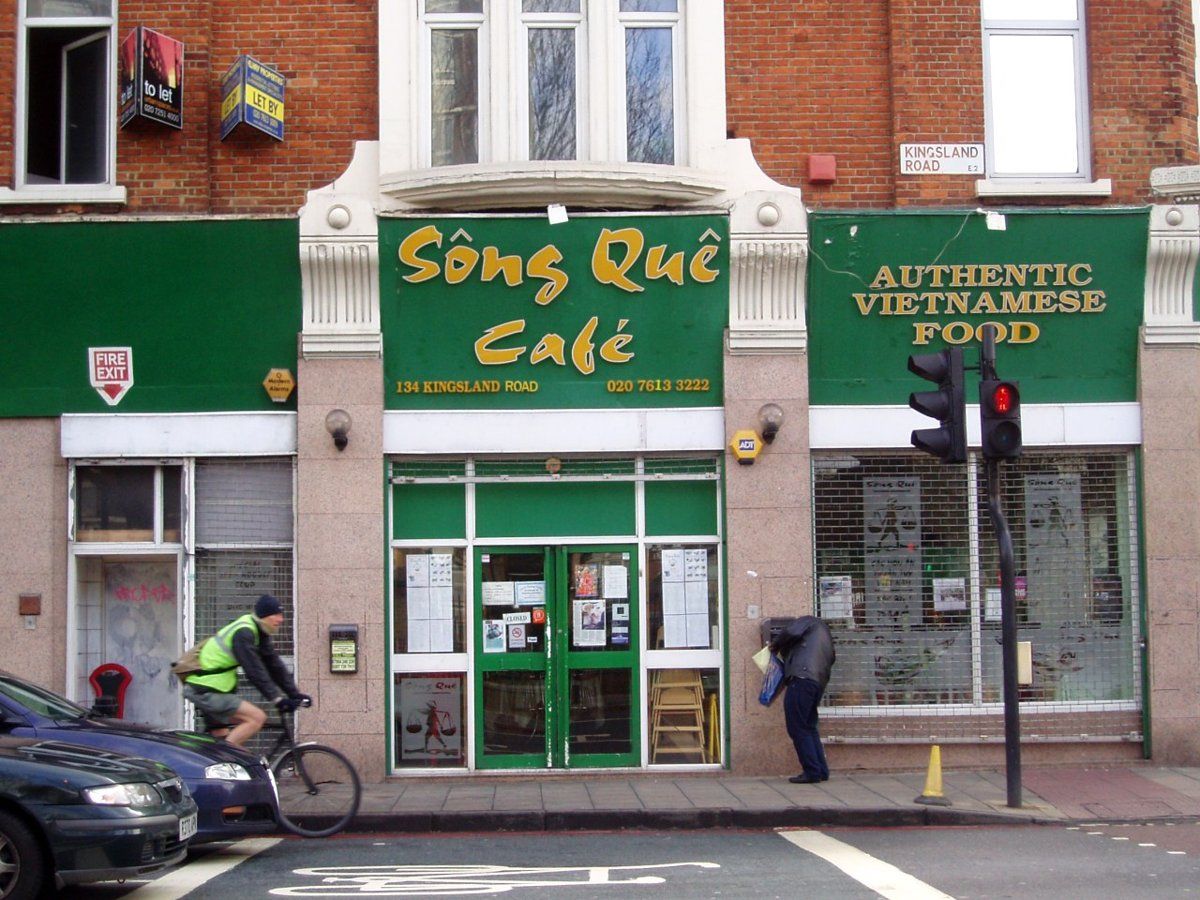 Sông Quê, a bright green corner canteen